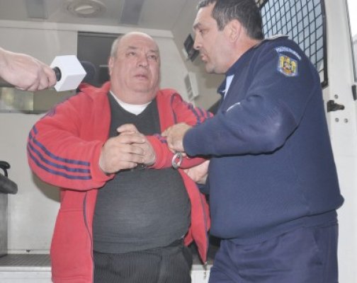 Poliţistul care şi-a împuşcat nevasta în cap e liber